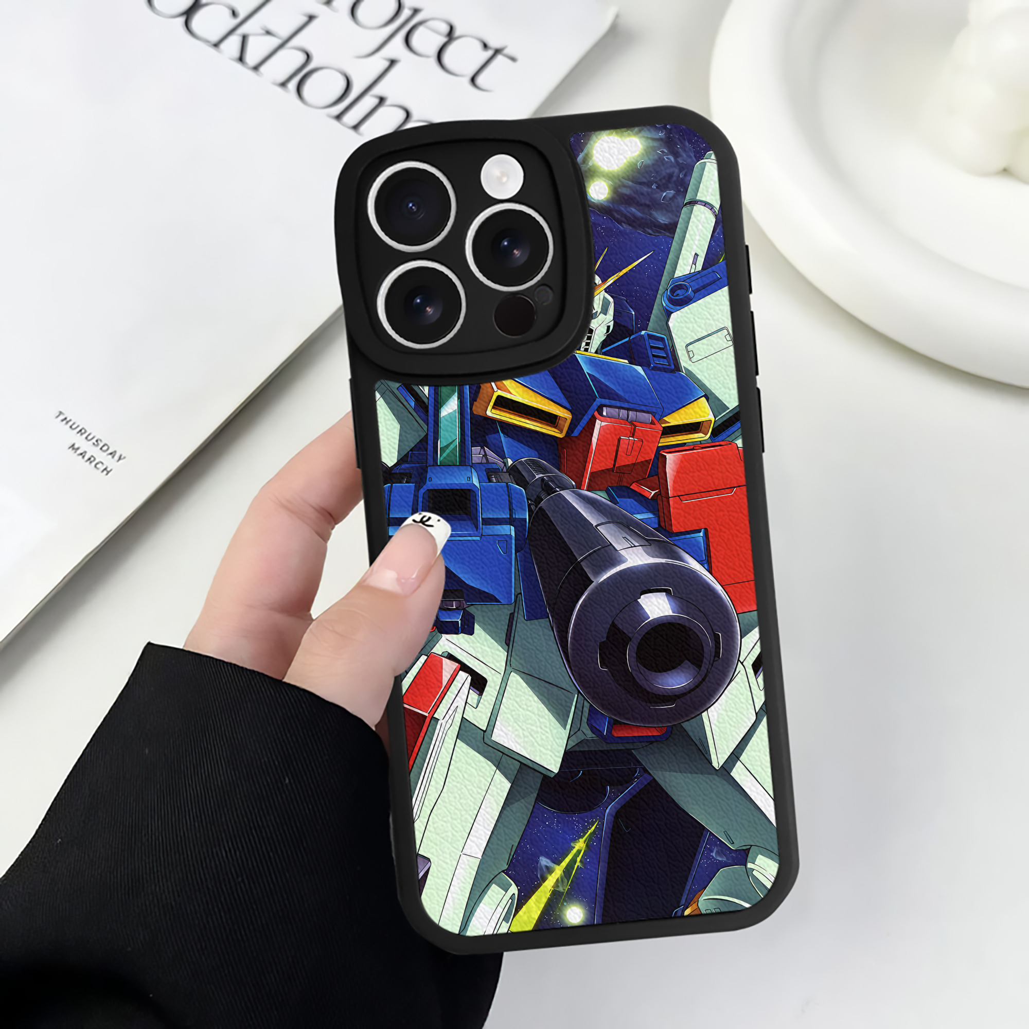 （画像用） 機動戦士ガンダム Mobile Suit Gundam 【iPhone 16シリーズ対応】シリコンスマホケース（レザー調） 材質：シリコン